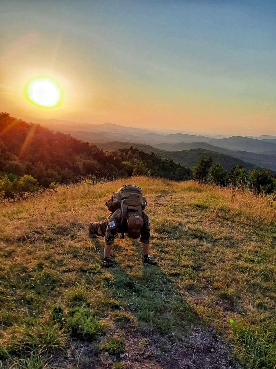 terepeuta edzes coach toth viktor outdoor vegan elite challenge training push up sunset